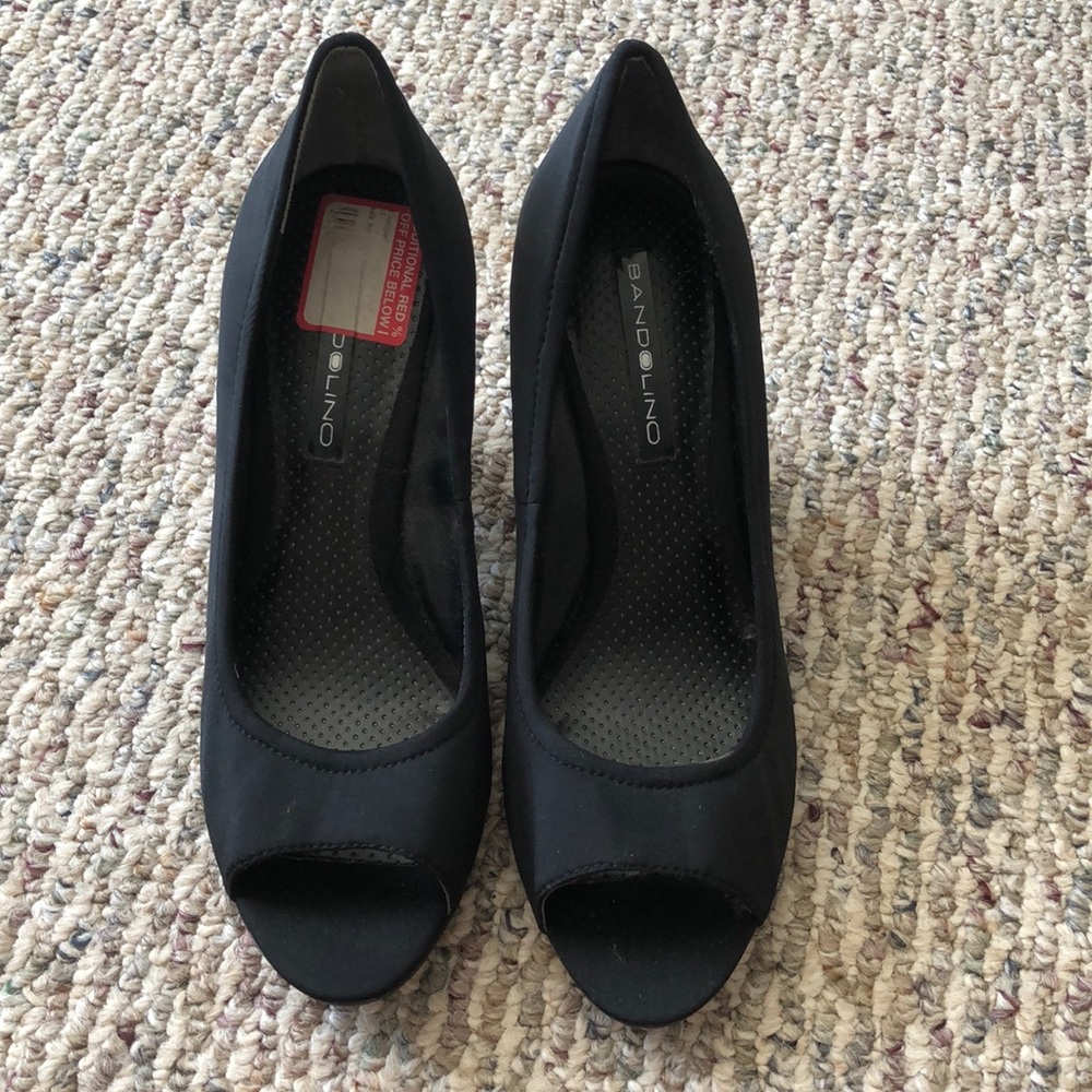 NWT Bandolino black peep toe heels